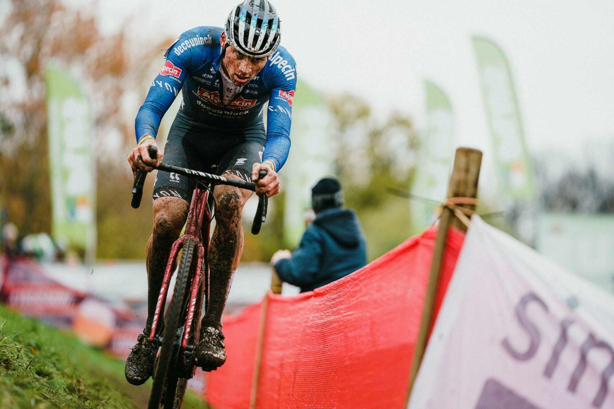 Van der Poel wint in Hulst meteen z'n eerste veldrit van het seizoen