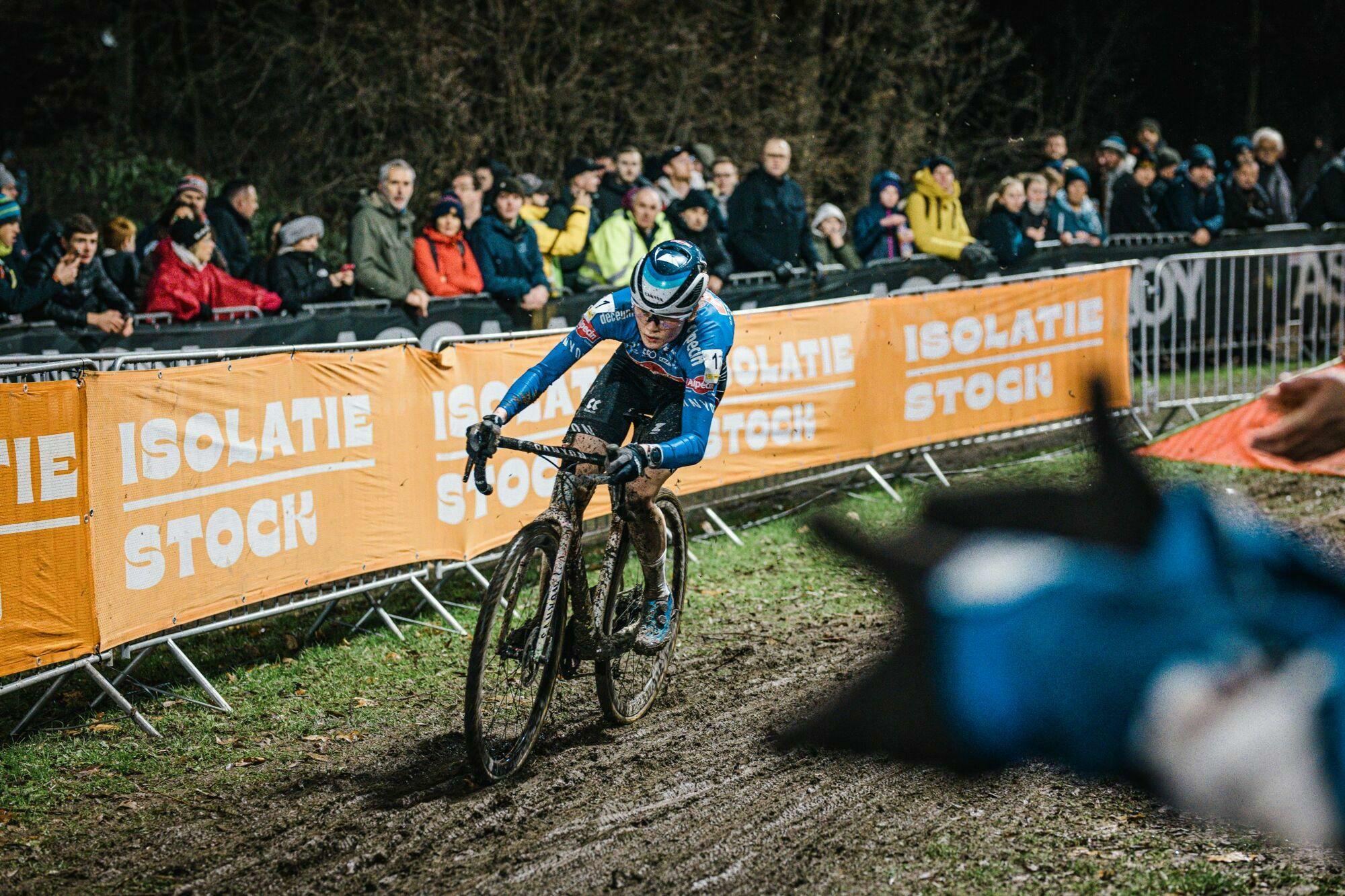 Victoire en solo de Pieterse, van Aert l’emporte à Diegem après un combat épique