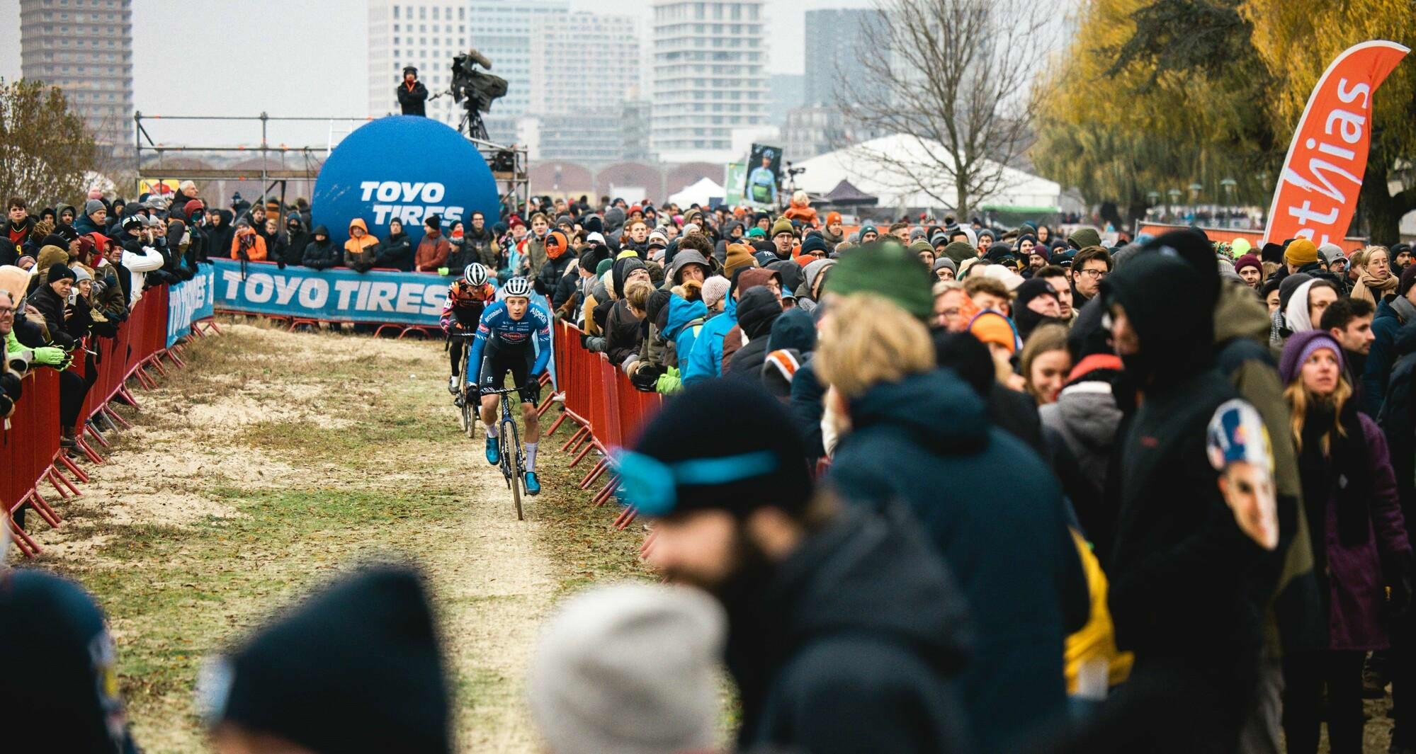 In Antwerpen eerste keer Van Aert versus Van der Poel