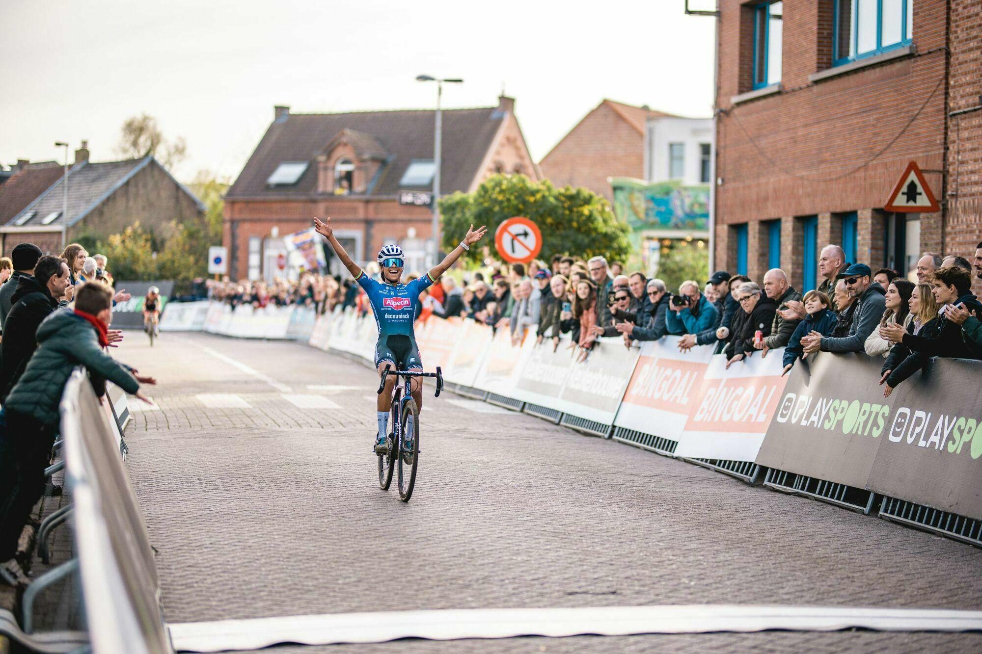 Sprinten in de jaarmarktcross: Alvarado en Sweeck winnen in Niel