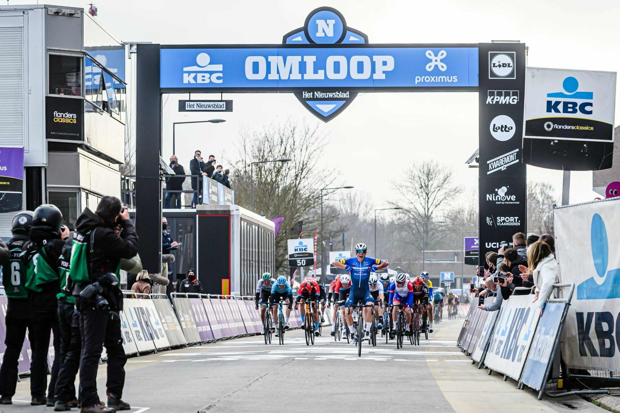 Ballerini sprinte vers la victoire dans la classique d'ouverture