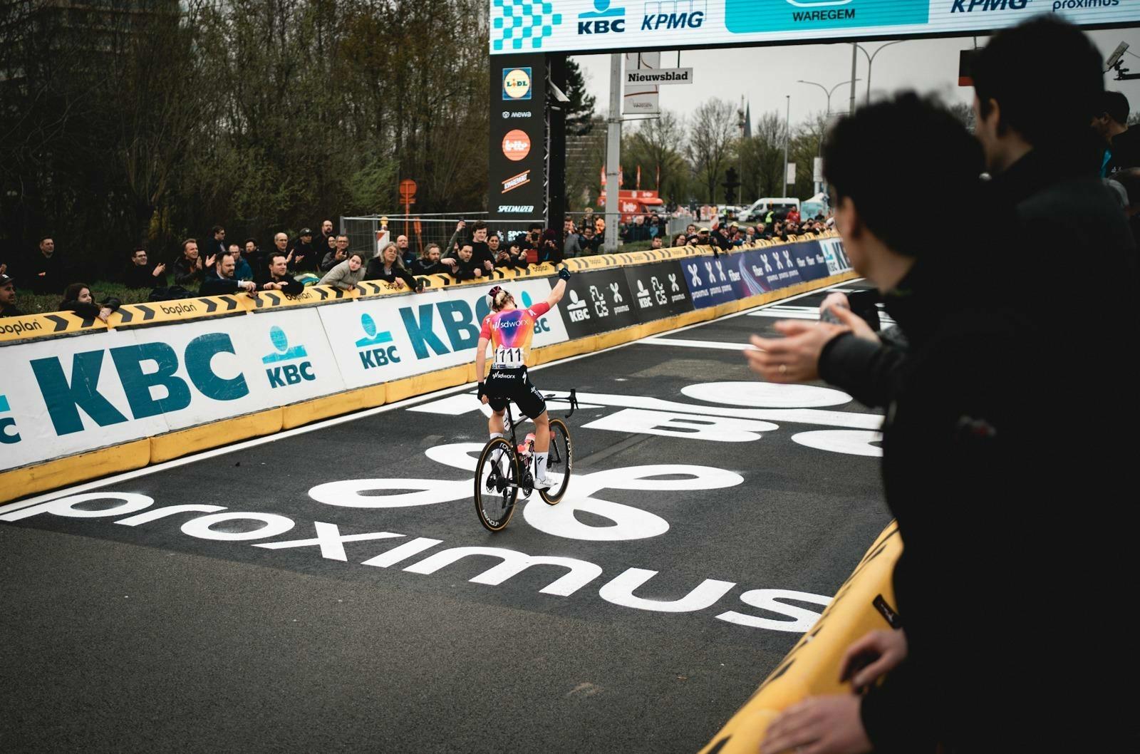 Vollering termine en solo à Waregem