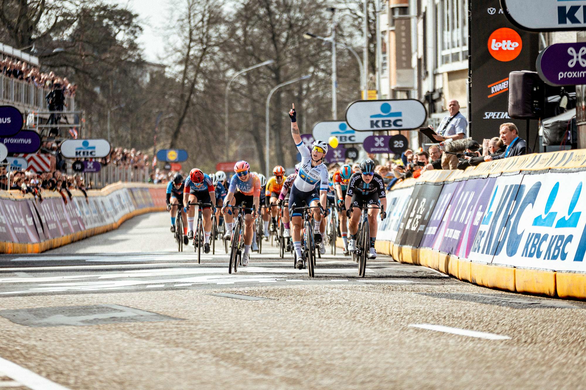 Wiebes sprint naar 3 op 3 in Schoten