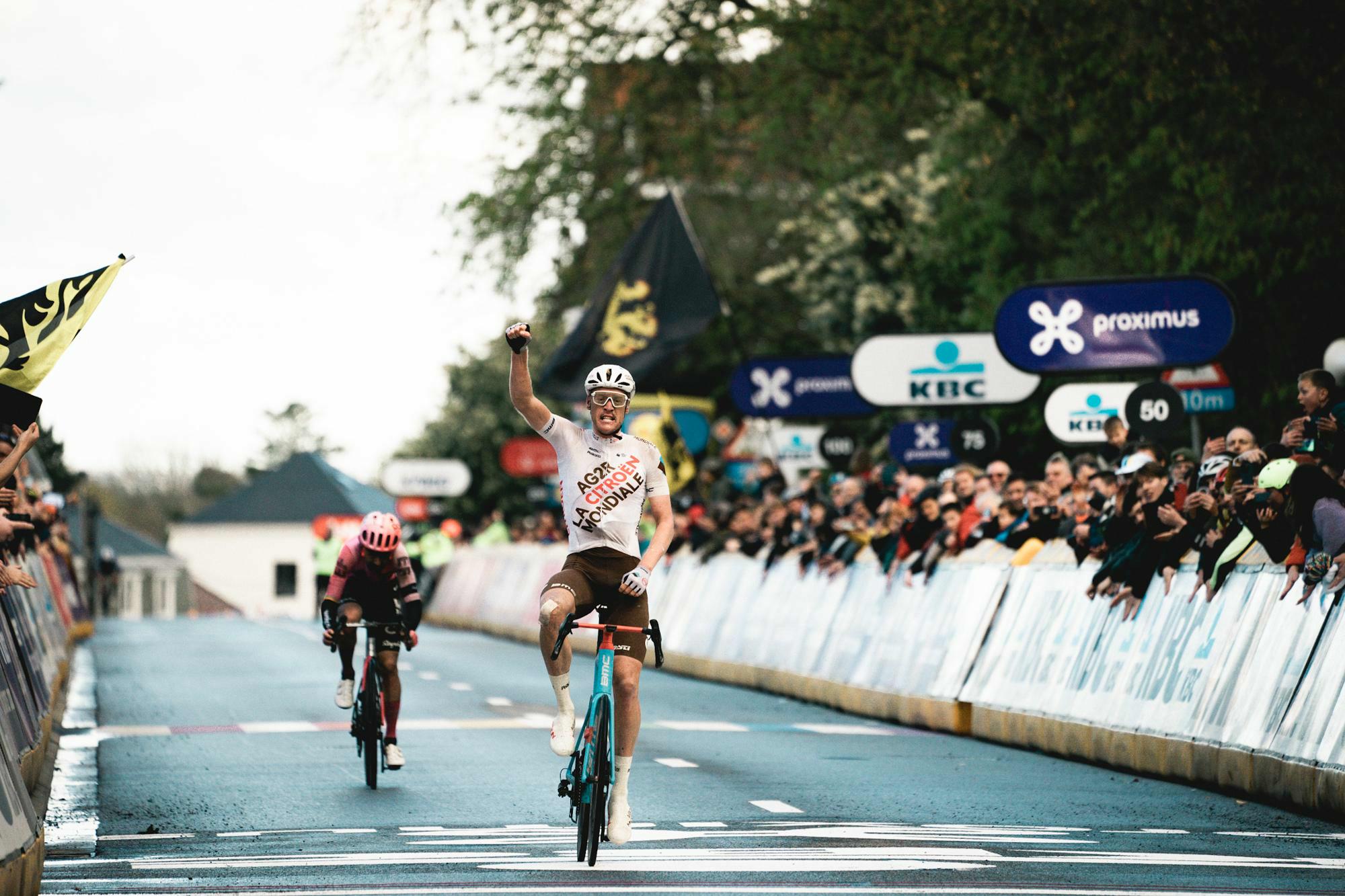 Godon celebrates on the Brusselsesteenweg