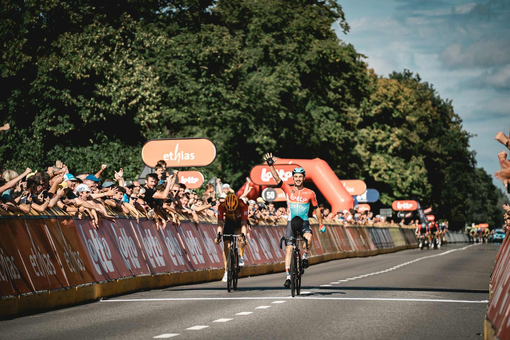 Victor Campenaerts sprint naar winst in de Vlaamse Druivenkoers