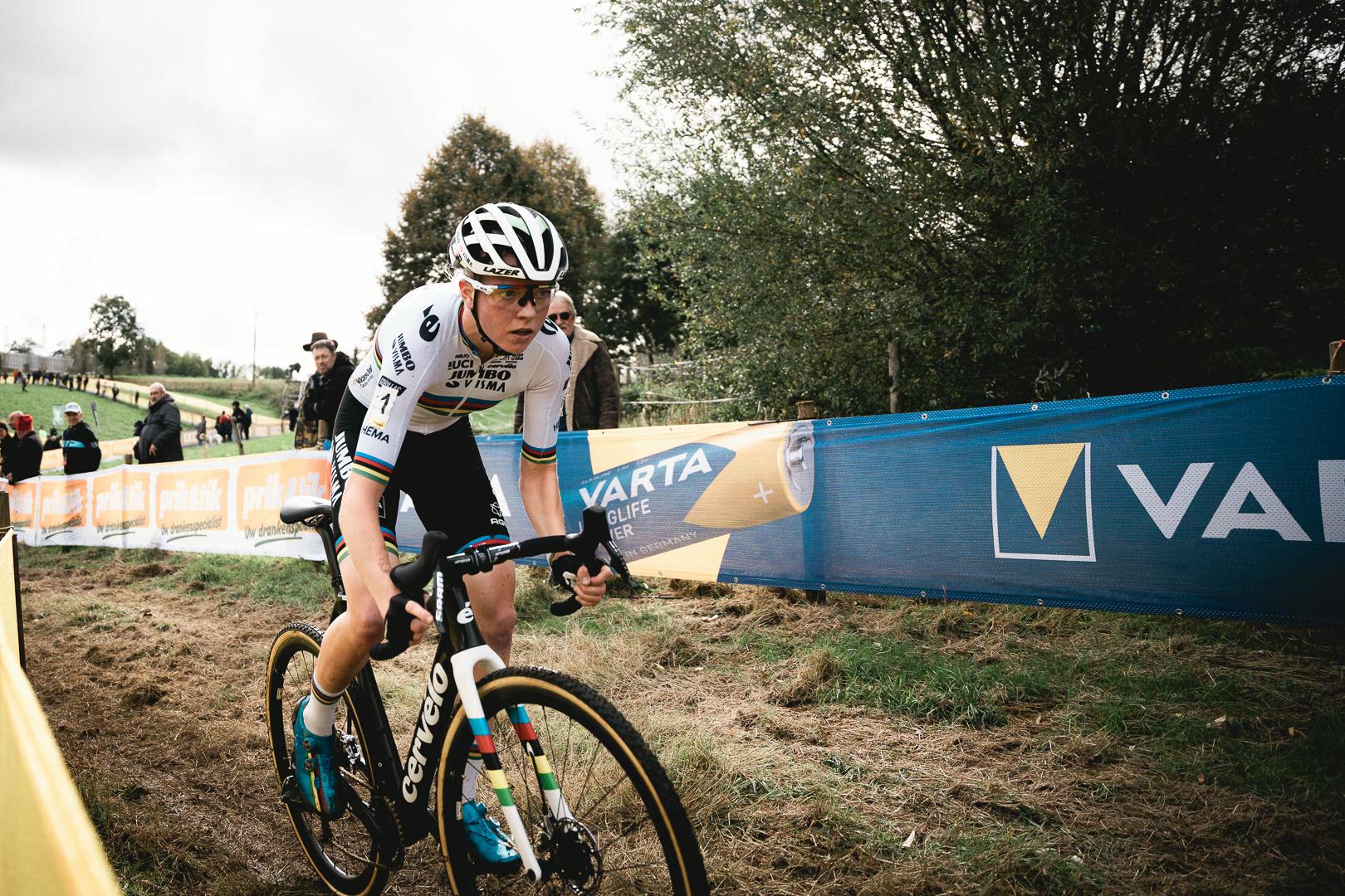 Fenomenale van Empel soleert naar overwinning in Overijse