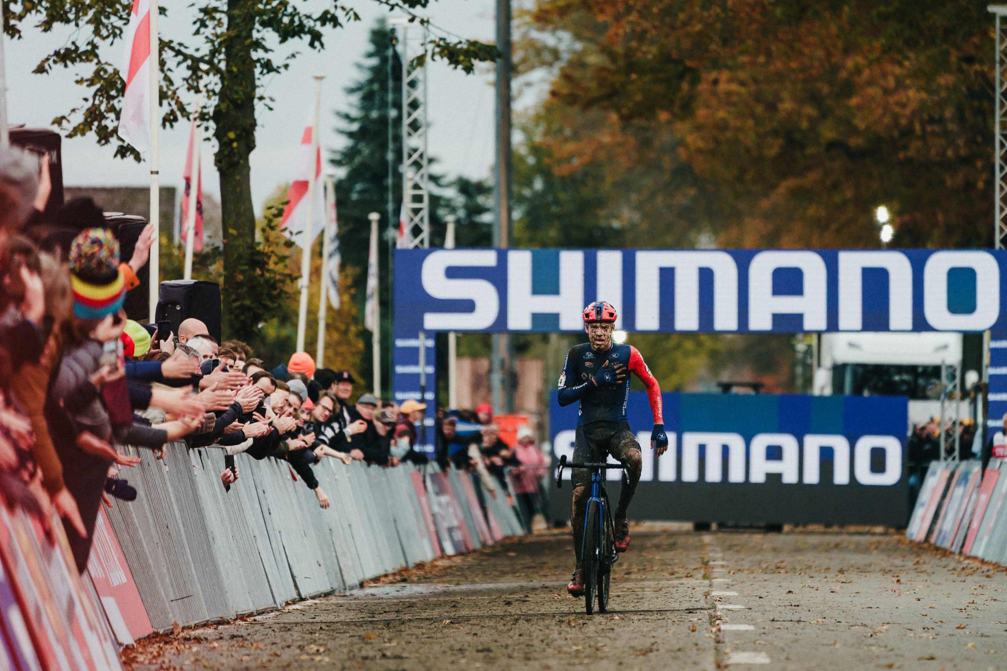 Pim Ronhaar wint in Dendermonde zijn eerste UCI Wereldbekermanche bij de profs