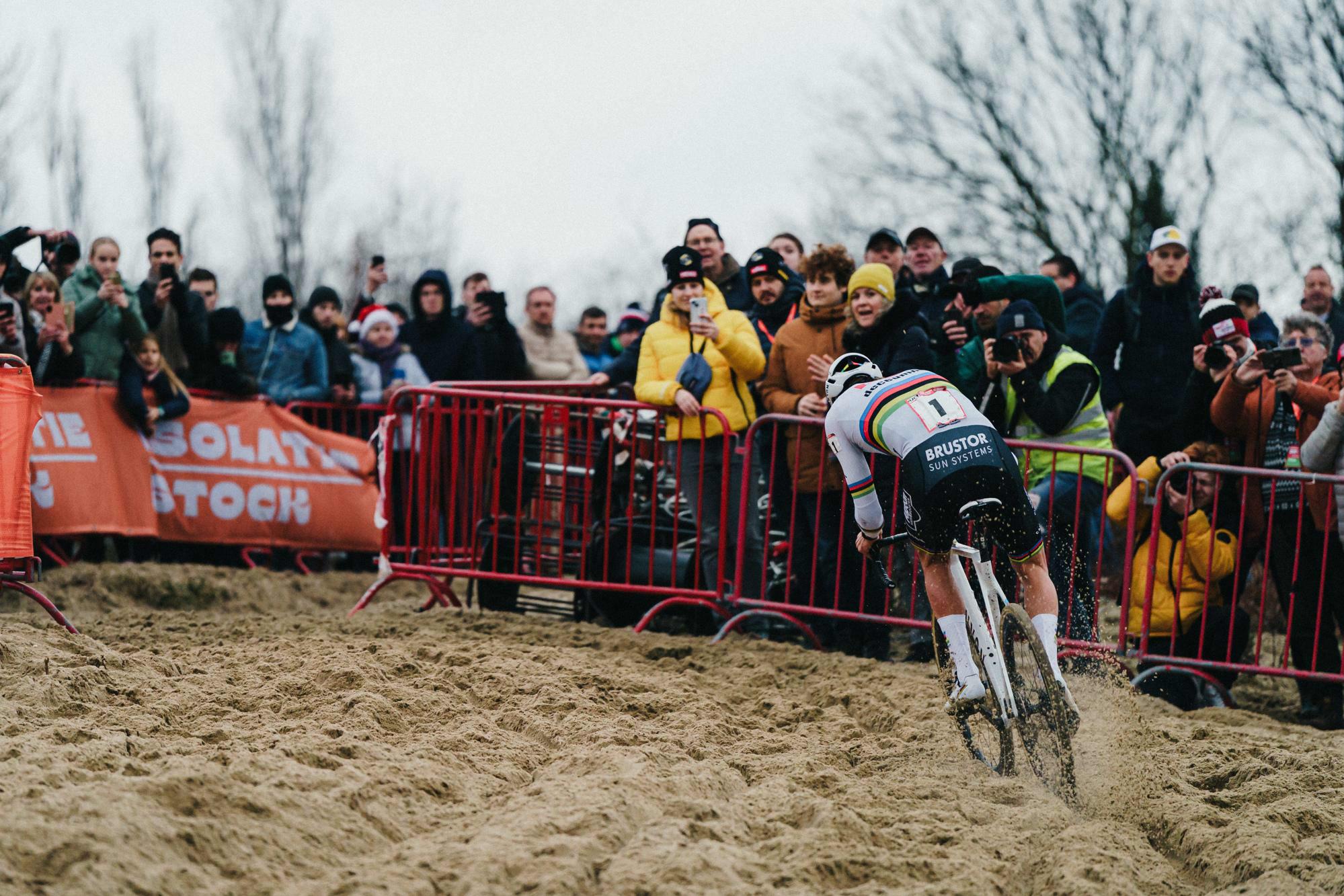 Van der Poel demonstreert op het strand van Sint-Anneke