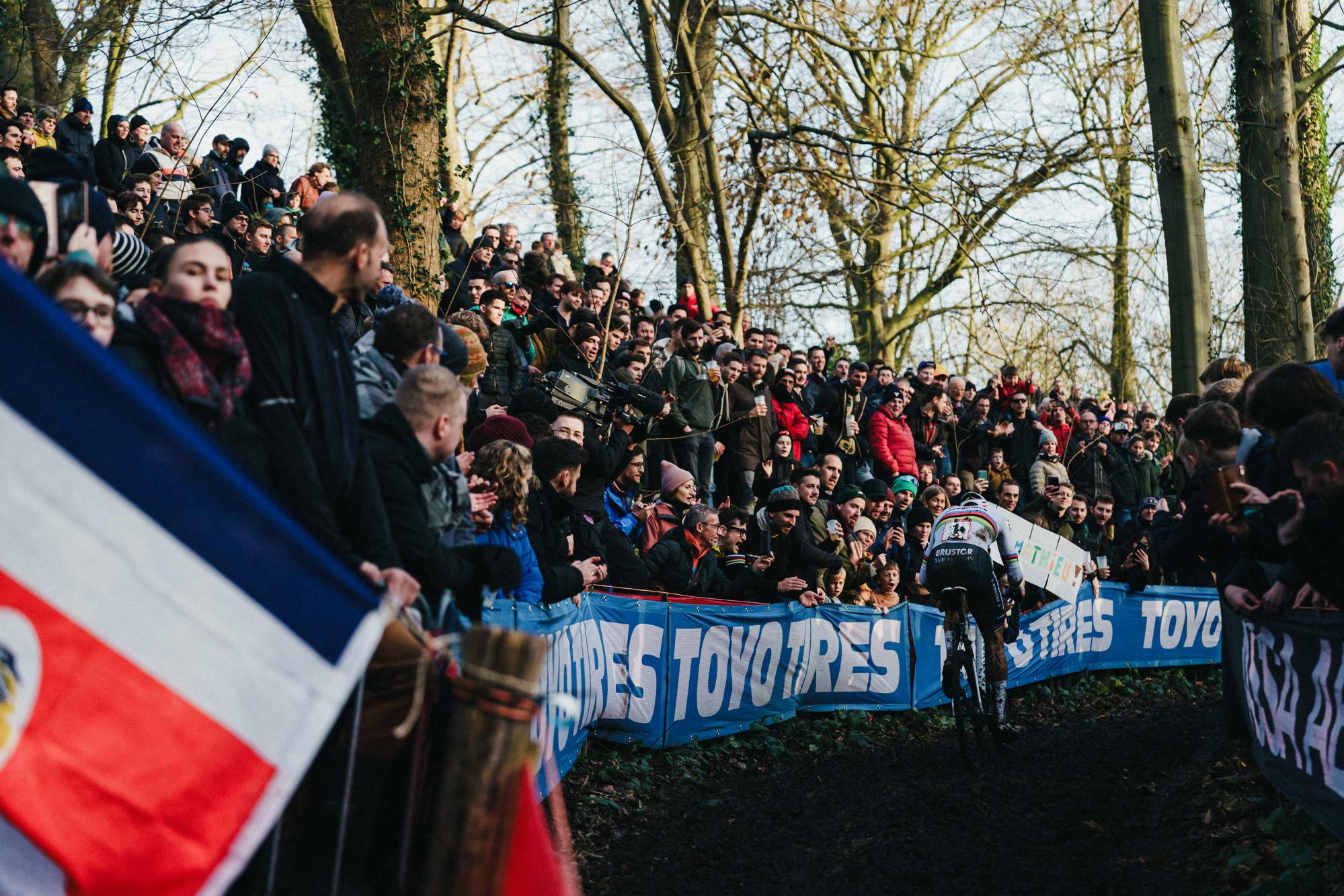 Van der Poel heerst in de modder van Gavere