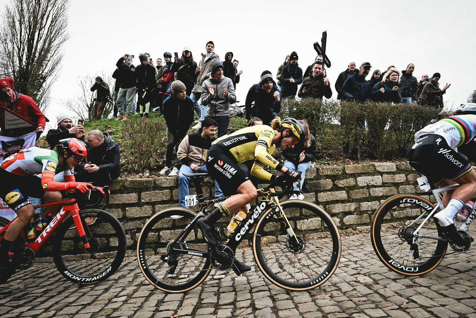 Vos sprints to her first success in Omloop het Nieuwsblad