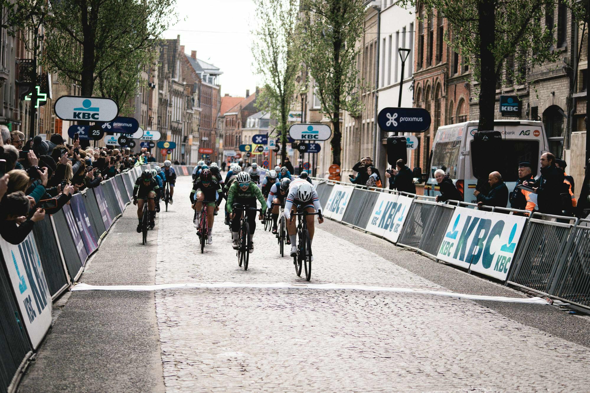 Amelia Cebak sprint naar winst bij de U19 Vrouwen