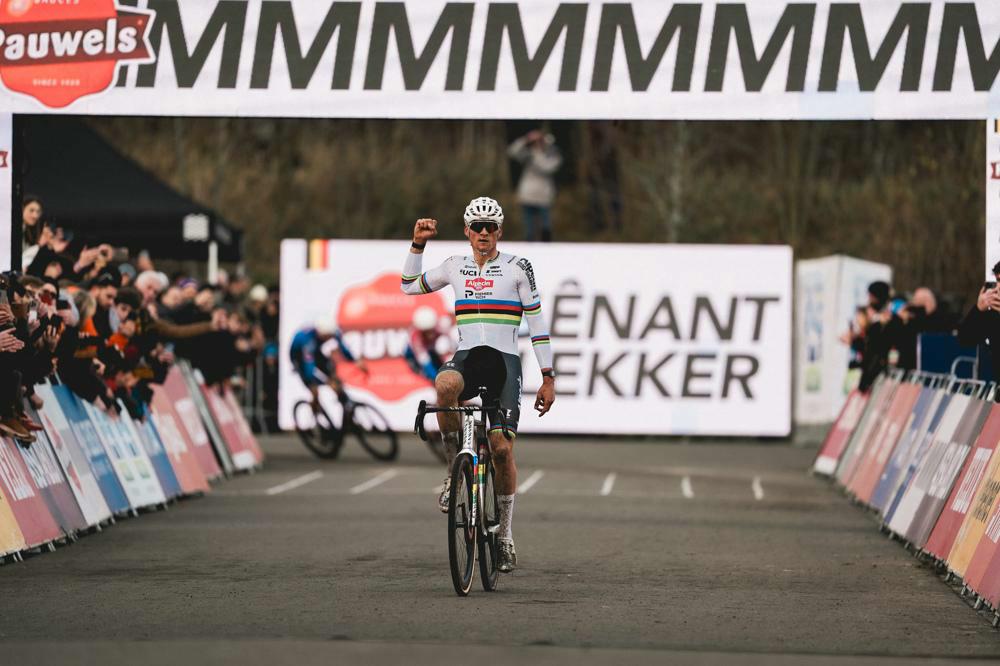 Van der Poel reigns supreme despite misfortune in Maasmechelen