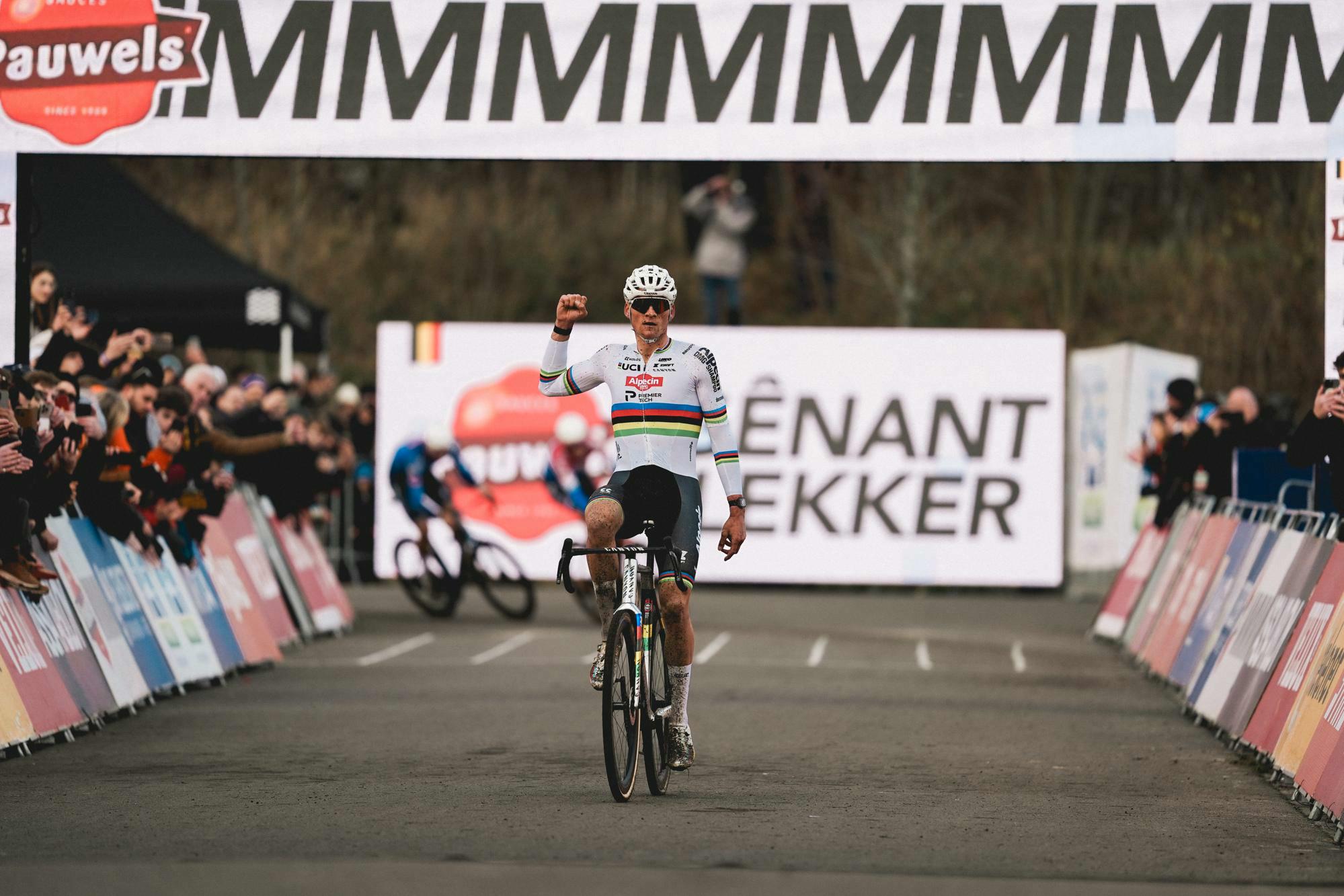 Van der Poel domine malgré la malchance à Maasmechelen