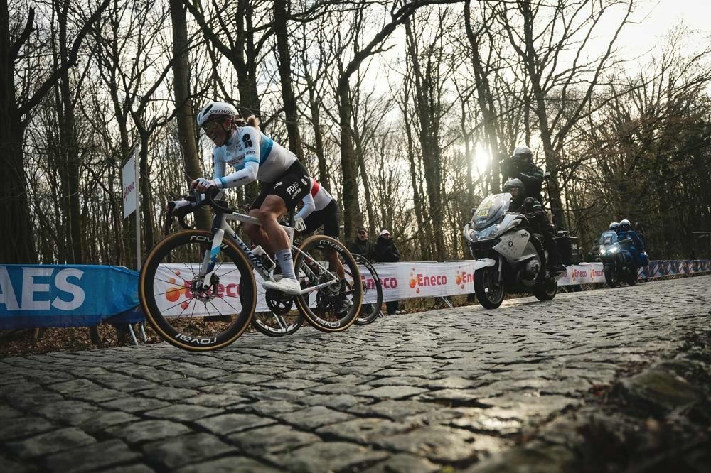 Vollering beats Niewiadoma-Phinney at the finish