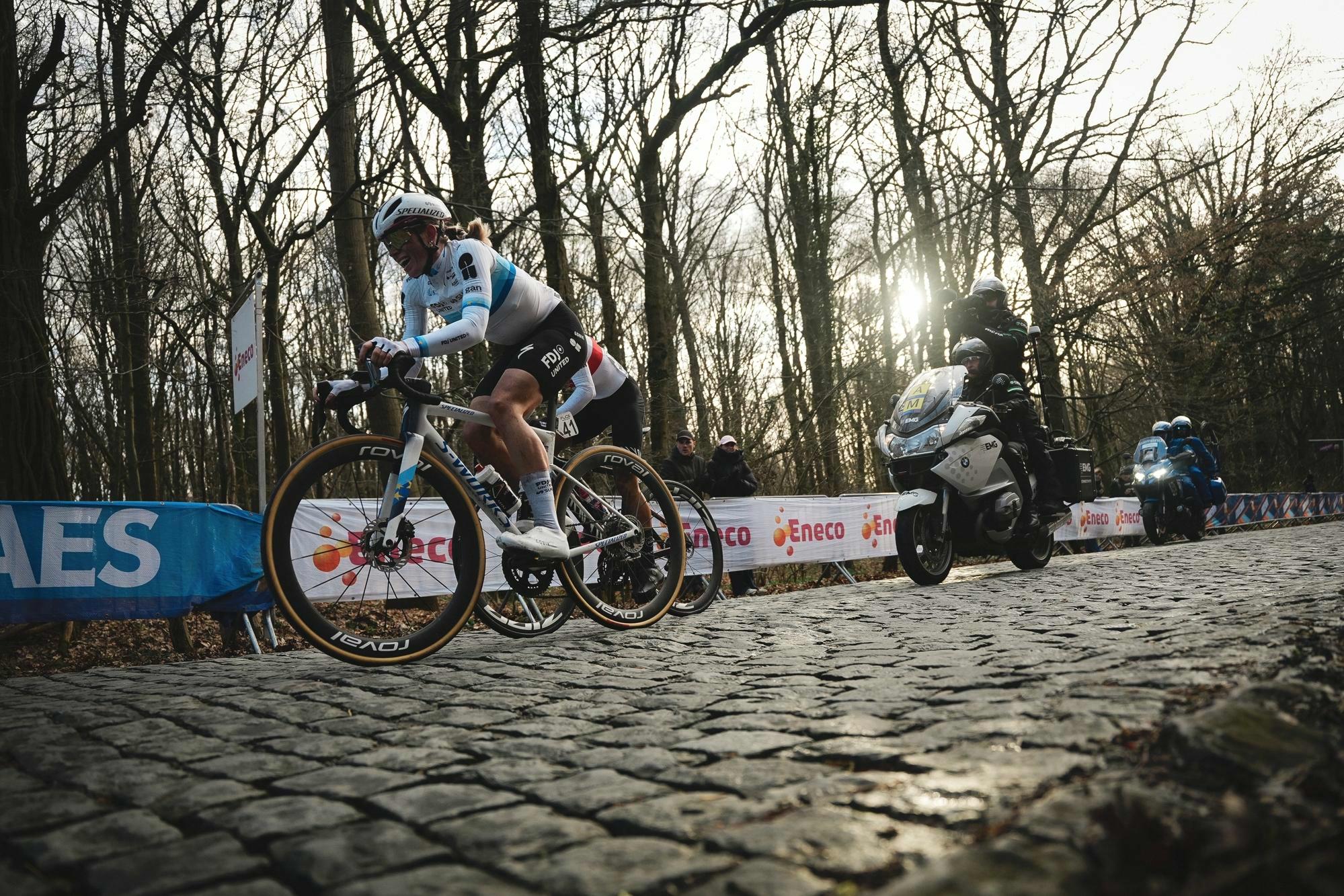 Vollering klopt Niewiadoma-Phinney aan de finish