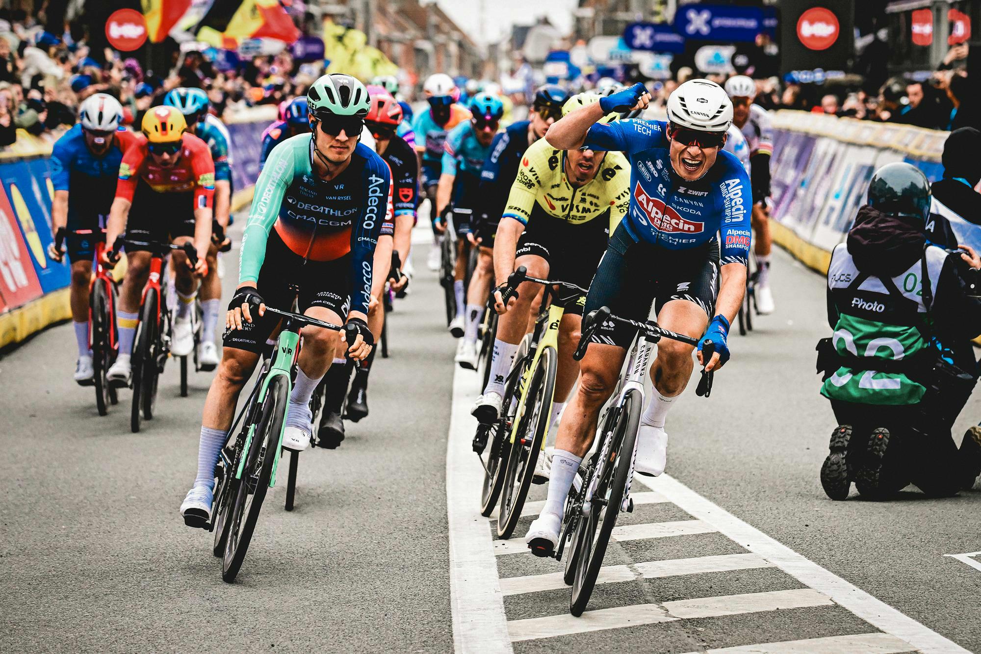 Jasper Philipsen is de snelste in Wevelgem na een spannend slot