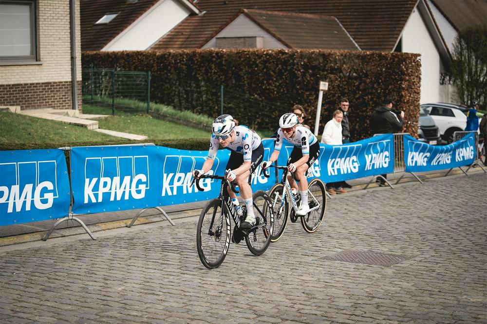 Reusser beats Vollering in the sprint to win Dwars door Vlaanderen