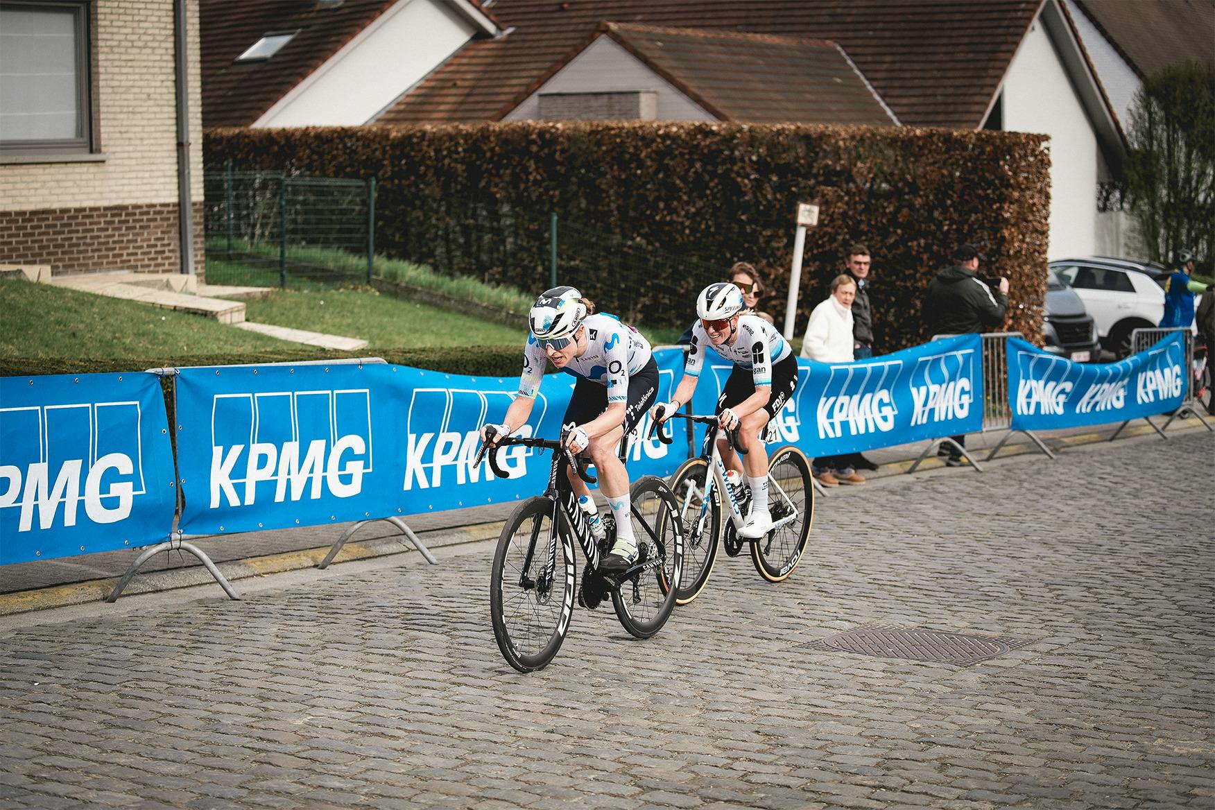 Reusser beats Vollering in the sprint to win Dwars door Vlaanderen