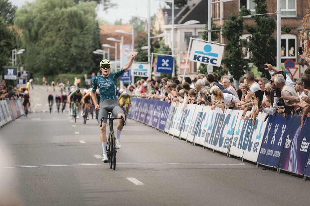 Bart Kortleve houdt aanstormend peloton af in Omloop het Nieuwsblad U23