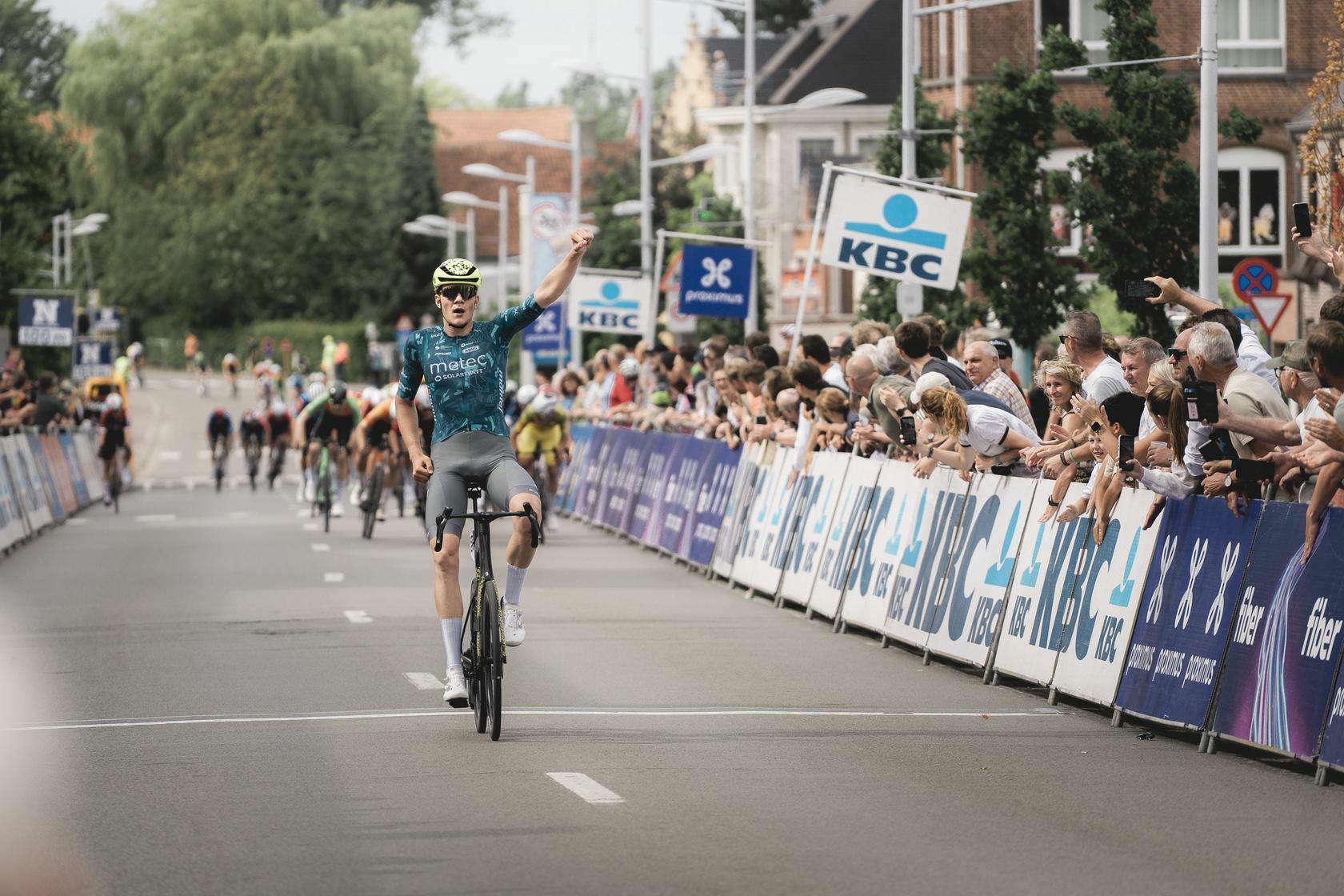 Bart Kortleve houdt aanstormend peloton af in Omloop het Nieuwsblad U23