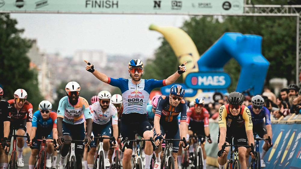 Jordi Meeus snelt naar de overwinning in Brussels Cycling Classic