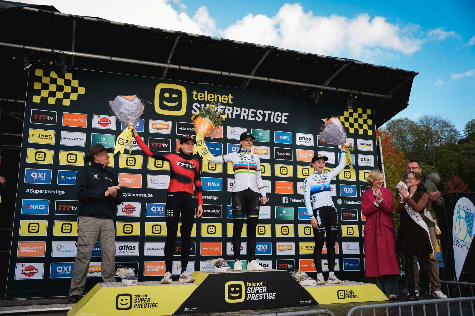 Lucinda Brand soleert in de openingsmanche van de Telenet Superprestige