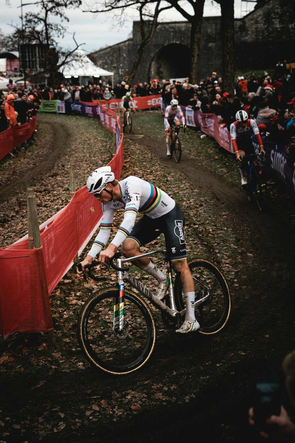 Wereldkampioen Van der Poel aan het feest in Namur