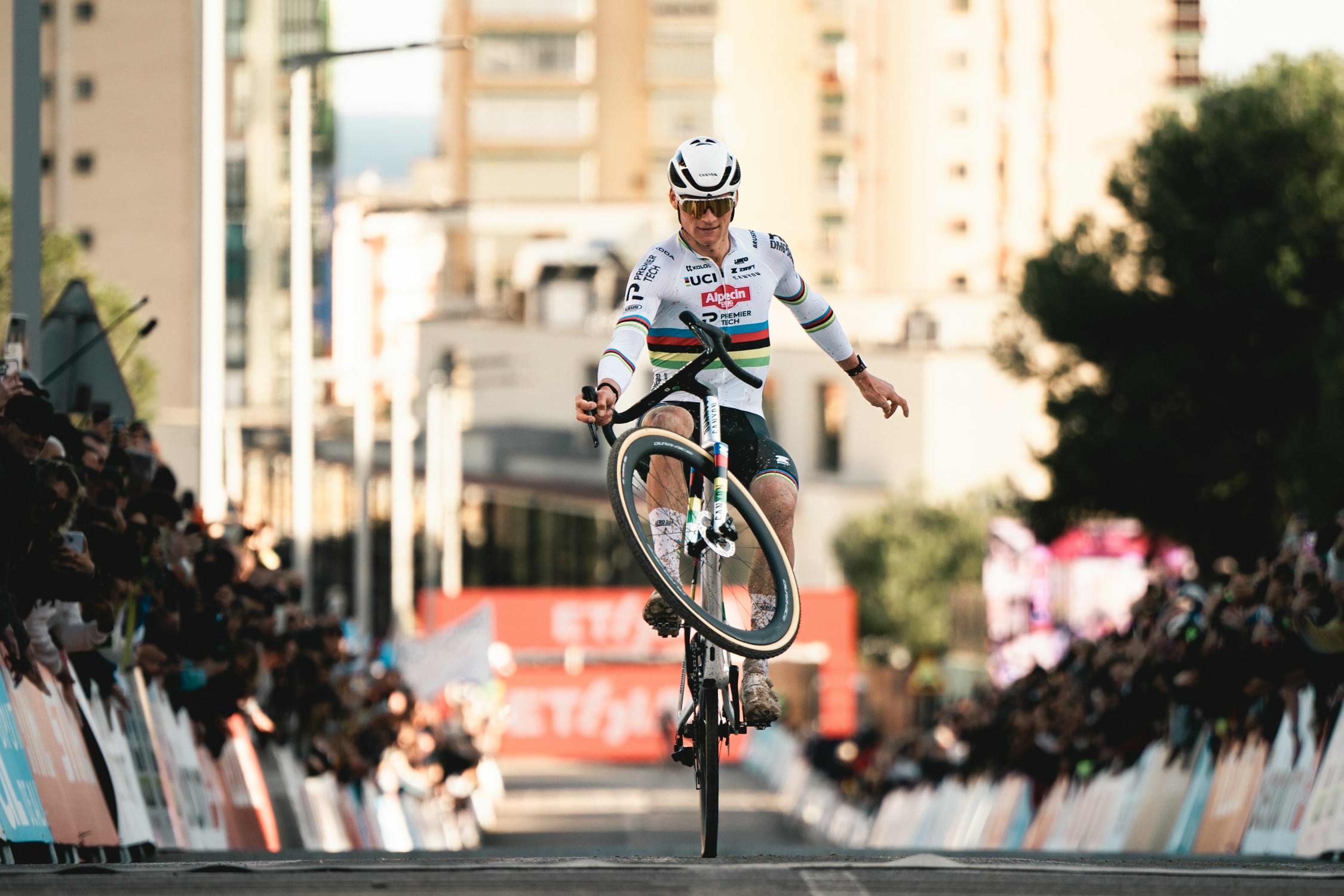 Van der Poel blijft ongeslagen na winst in Benidorm