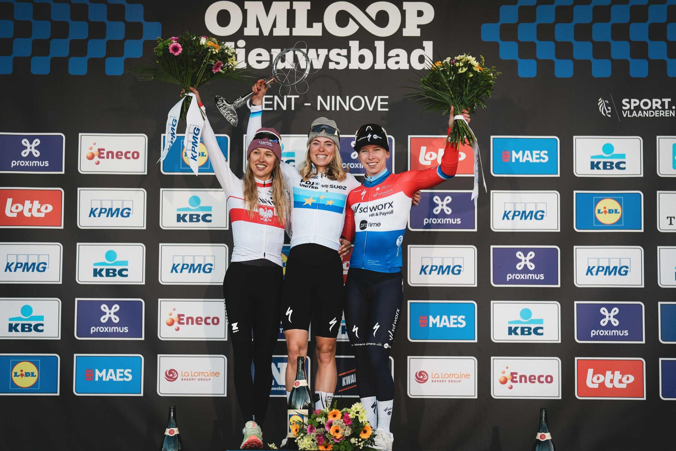Vollering klopt Niewiadoma-Phinney aan de finish
