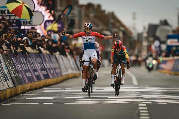 Wiebes pakt derde zege in Wevelgem en is alleen recordhoudster