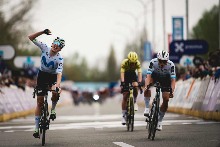 Reusser klopt Vollering in de sprint en wint Dwars door Vlaanderen