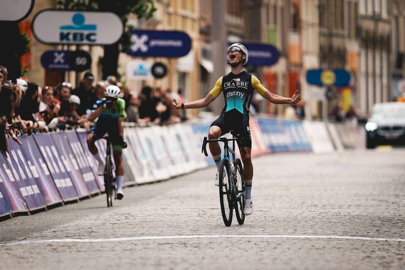 Peers sprint naar overwinning in Katjeskoers