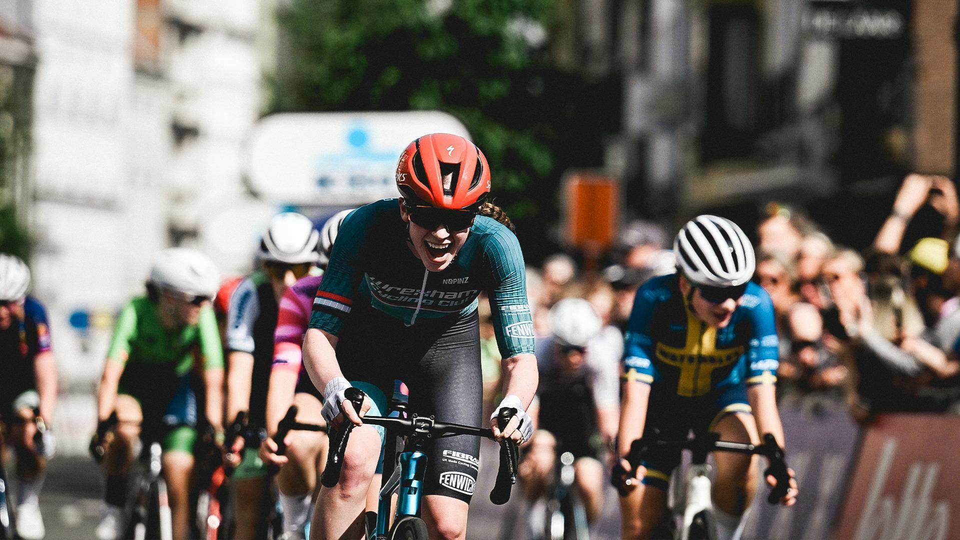 Charlesworth sprint naar overwinning bij U17 Vrouwen