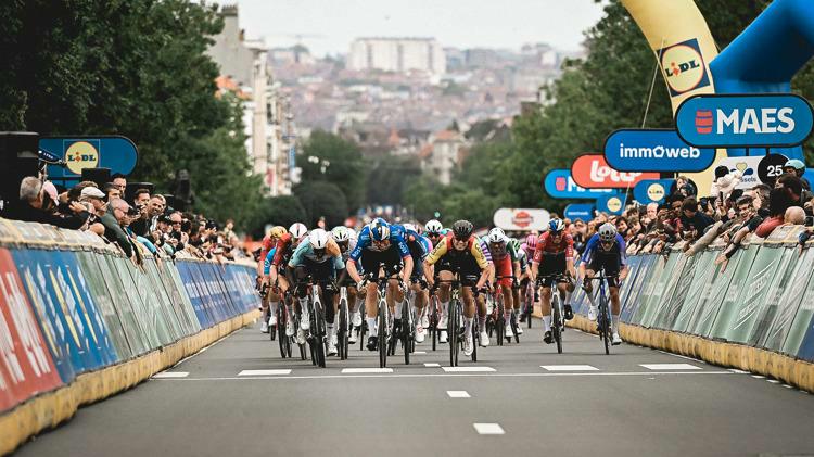 Jordi Meeus snelt naar de overwinning in Brussels Cycling Classic